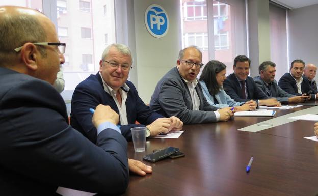 El PP busca aliados para evitar que las eléctricas tengan todo el poder en el cierre de las térmicas