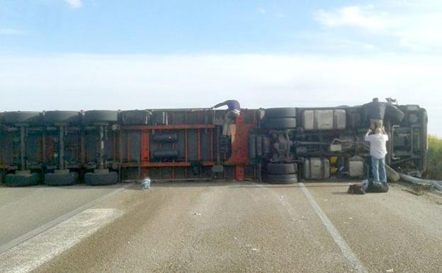 Un herido tras volcar un camión en la A-66 a la altura de Toral de los Guzmanes, que corta la carretera