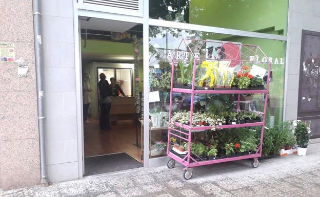 Roban en una floristería de Flores del Sil el dinero del bolso a una clienta