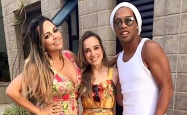 Ronaldinho se casa con dos mujeres a la vez