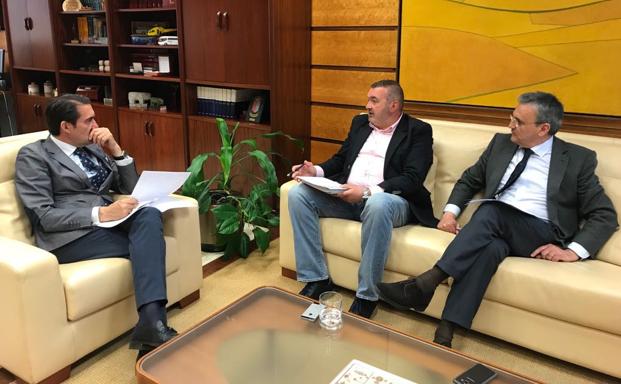 Quiñones propone crear una rotonda con paneles luminosos en Carbajal para evitar colisiones