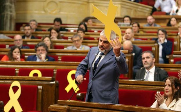 Alta tensión por un lazo amarillo en el pleno de la Cámara catalana