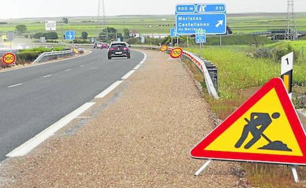 El deterioro del asfalto obliga a rebajar el límite de velocidad en tramos de autovías de Castilla y León
