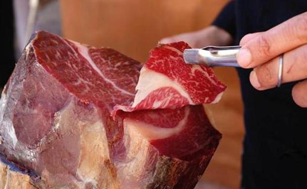 El Récord Guiness de corte de Cecina de León estará en manos de 73 profesionales que aspiran a llegar a los 250 kilos