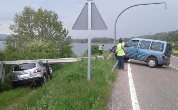 Una conductora choca contra un poste telefónico, que cae sobre un coche radar de la DGT en Reinosa