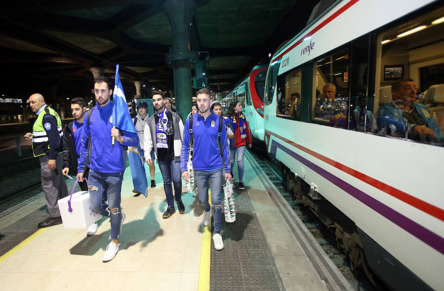 Los oviedistas. rumbo a León en tren