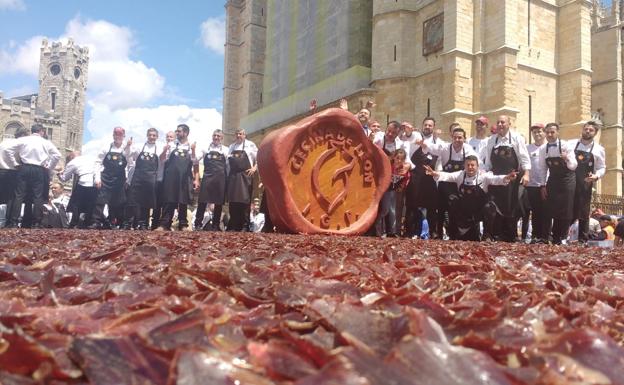 leonoticias.tv | En directo, León 'asalta' el récord Guinness de corte de cecina