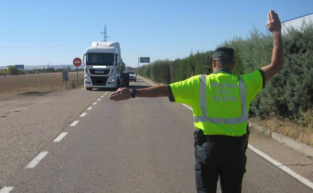 La mitad de los transportistas inspeccionados por Fomento terminan sancionados en Castilla y León