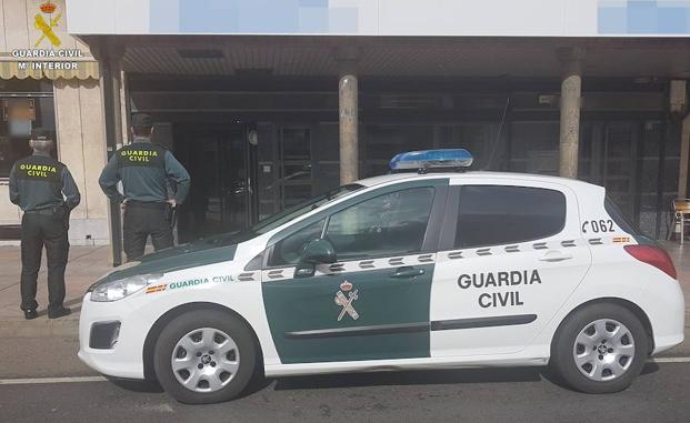 La Guardia Civil detiene a dos varones por el robo en una vivienda y un establecimiento comercial