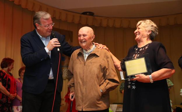 Silván asiste al 'Homenaje a nuestros mayores' de la Asociación de vecinos de Quevedo