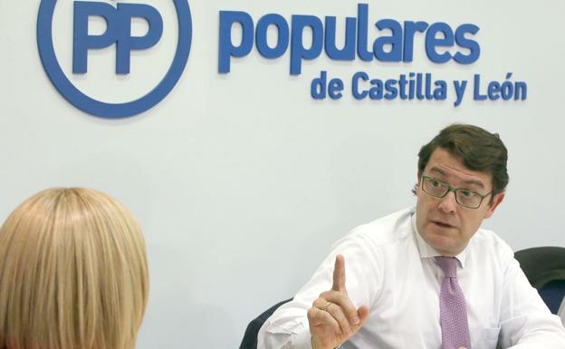 Mañueco precisa que el consejero de Educación no es militante y «no representa la opinión» del PPCyL