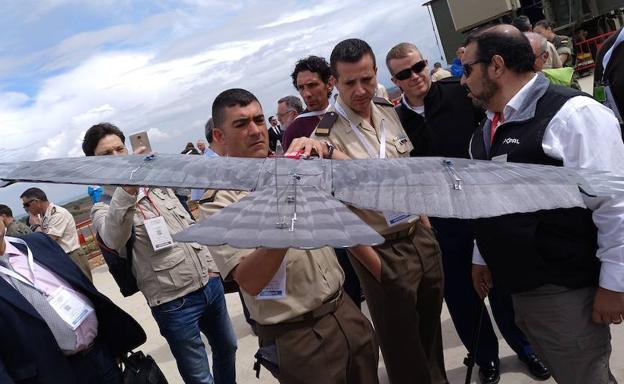 Las posibilidades del primer vehículo militar autónomo sorprenden en la jornada central del Unvex