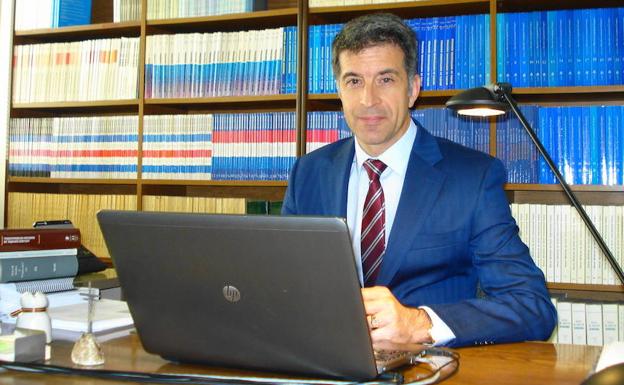 El profesor de la ULE Juan Escudero plantea en un libro el concepto de Secesión Humanitaria