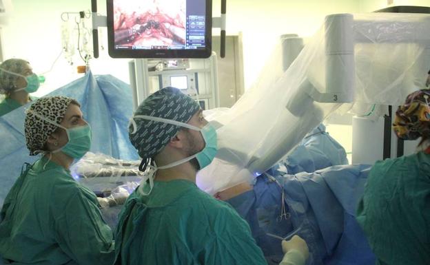 El Hospital de León estrena la cirugía robótica y reduce los efectos secundarios y la invasión en Urología