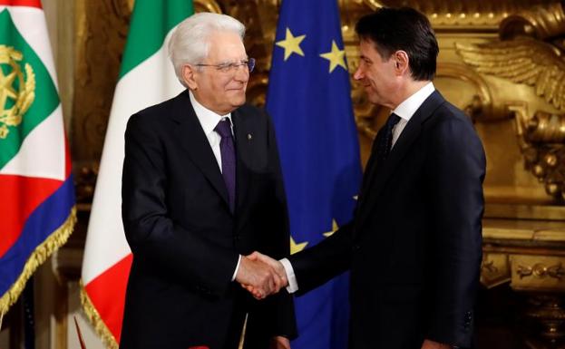 Italia sale de su laberinto político