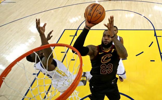 Los Warriors sobreviven al ciclón LeBron