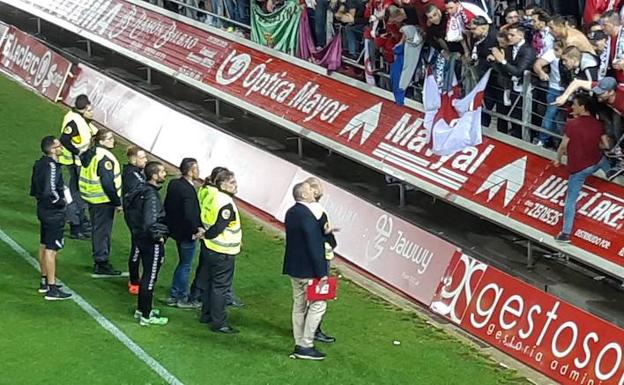 La grada reprocha a De la Barrera el descenso a Segunda B