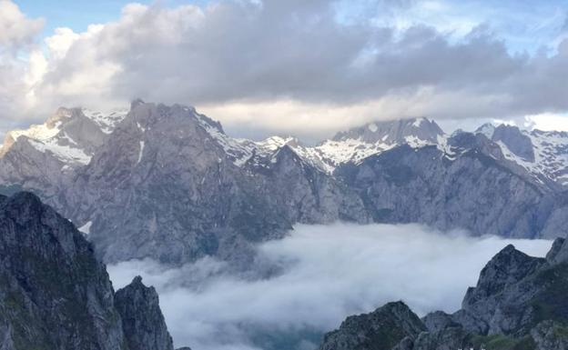 Rescatado un montañero inglés 69 años que se encontraba enriscado en Picos de Europa