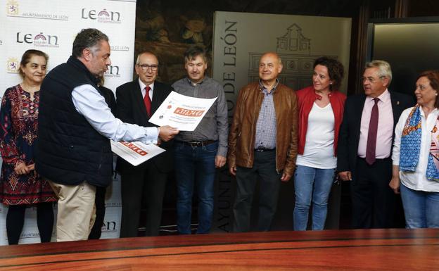 León entrega los 2.500 euros del Récord Guinness de cecina a seis asociaciones leonesas con fines sociales