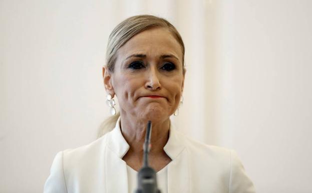 Cifuentes pide a la Complutense una suspensión de empleo de tres meses