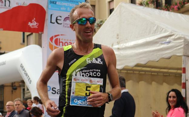 Sergio Sánchez vuela en la Media Maratón de Ribeira