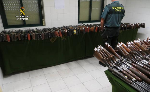 La Guardia Civil de León celebra una subasta de 297 lotes de armas