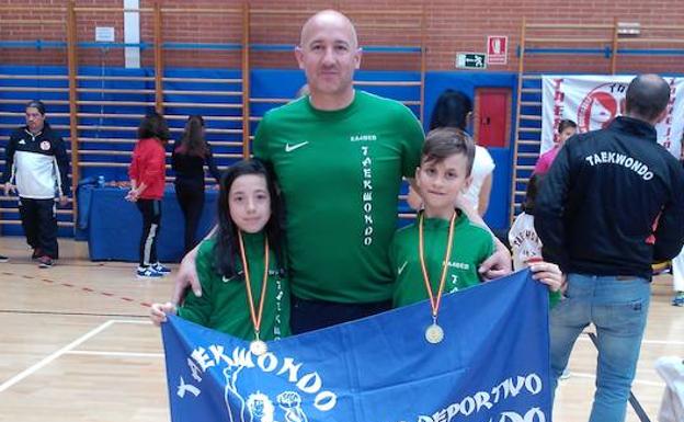 Doble éxito de oro del Valderas en el Campeonato PreTaekwondo de Torrejón