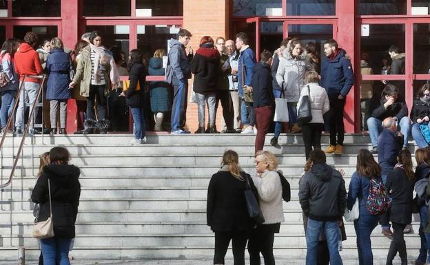 Profesores interinos piden la suspensión de la oposición a Secundaria del próximo día 23