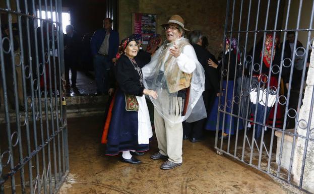 La lluvia desluce la romería de Camposagrado y la procesión escoltada por pendones no puede salir