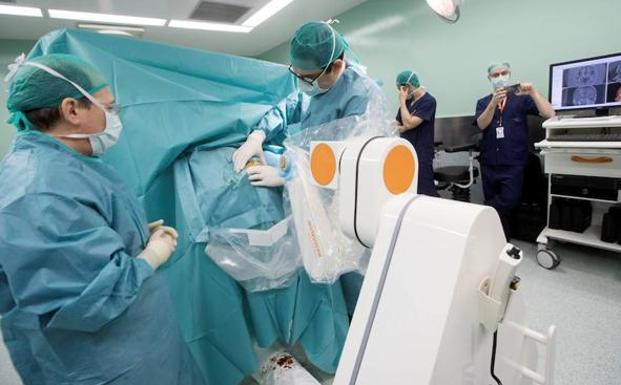 El repunte de médicos intervencionistas permite operar a 100.000 pacientes al año con técnicas muy poco invasivas y más seguras
