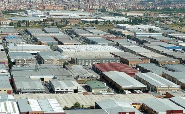 Un camión cisterna que transportaba 25.000 kilos de azúcar se incendia en el Polígono de San Cristóbal