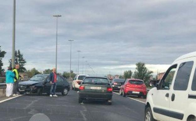 Un herido después de una salida de vía en la Ronda y un choque contra el quitamiedos