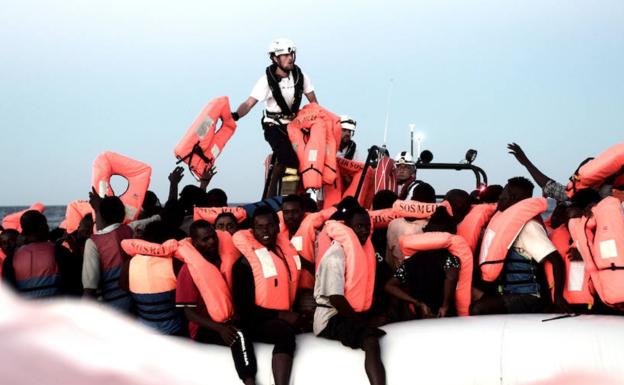 León esperará a «lo que marque el Gobierno» sobre la acogida de algunos de los refugiados del Aquarius