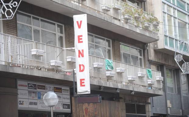 La compraventa de viviendas vuelve a terreno positivo tras dispararse en abril