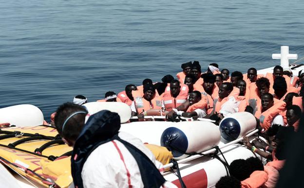 Los migrantes del 'Aquarius' tendrán estatus de refugiados