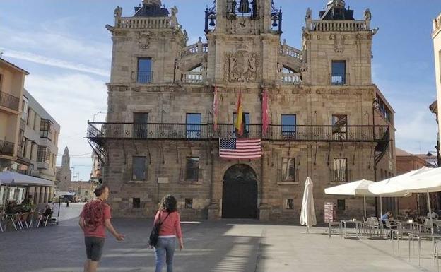 Awen León denuncia que Astorga no coloque la bandera LGTBI pero sí lo haga con una de Estados Unidos