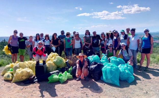 Más de una veintena de voluntarios limpian la zona de Las Lomas