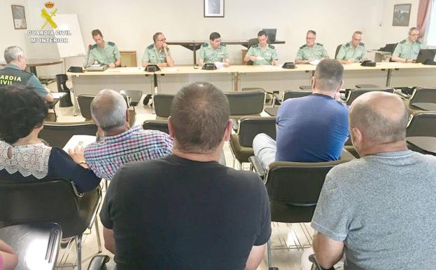 La Guardia Civil de León adjudica en subasta 71 lotes de armas de un total de 297