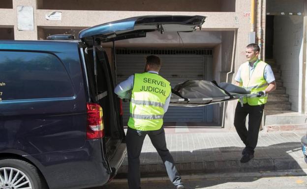 Un hombre mata a su pareja en Badalona y se entrega