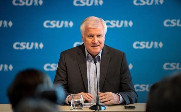 El ministro del Interior alemán da dos semanas a Merkel para lograr un acuerdo migratorio