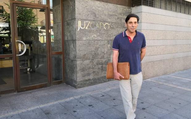 Lino Rodríguez y su mujer se enfrentan hoy a siete años de prisión por ocho facturas falsas