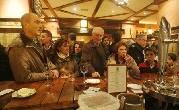 Los hogares de Castilla y León disparan el gasto en restaurantes y lo recortan en el ultramarinos