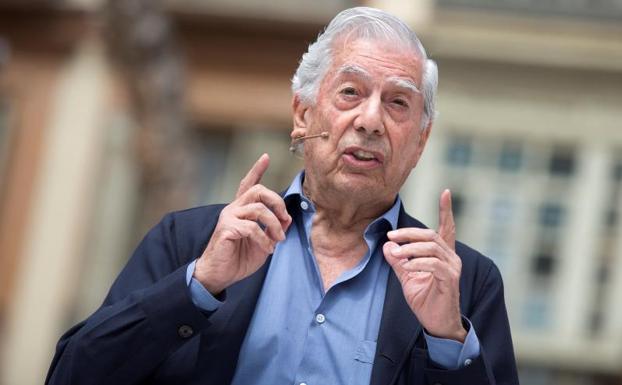 Mario Vargas Llosa, hospitalizado tras una caída en su domicilio