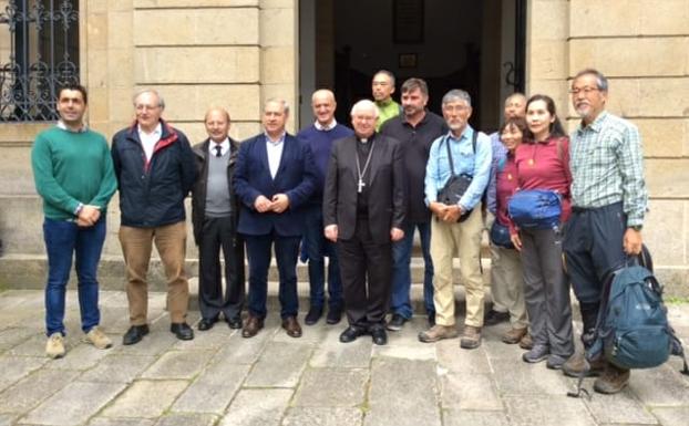 El arzobispo de Santiago recibe a la delegación japonesa tras su peregrinación promocional por el Camino de Invierno