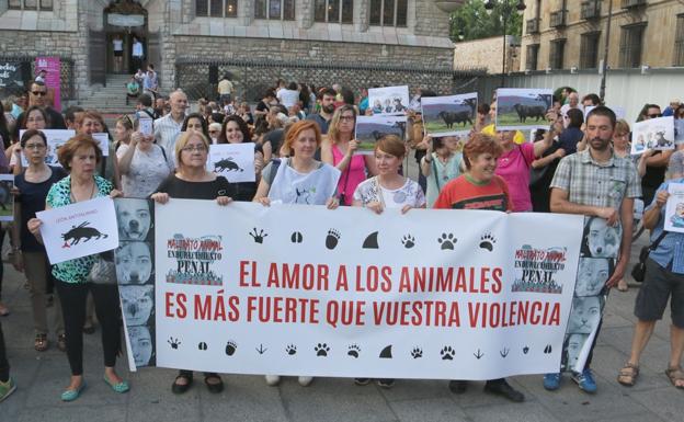 Más de un centenar de personas se concentran en Botines para pedir la abolición de los toros