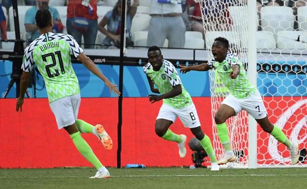 Nigeria sorprende a Islandia y revive a Argentina