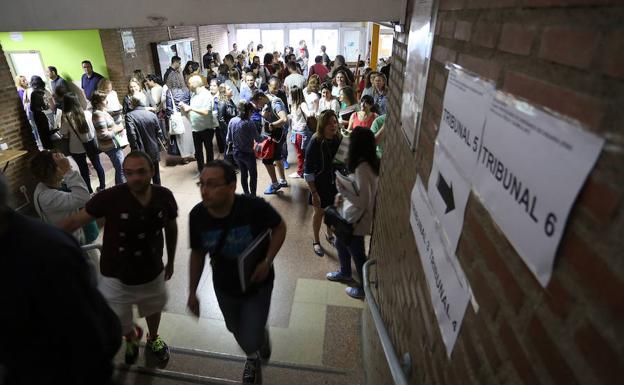 León recibe a 2.200 opositores que se examinan para optar a una plaza de Secundaria