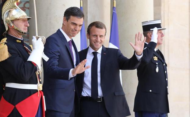 Macron y Sánchez proponen centros de desembarco para los inmigrantes que lleguen a Europa