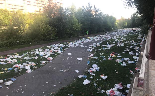 Los servicios municipales de limpieza recogen 86 metros cúbicos de basura tras la noche de San Juan