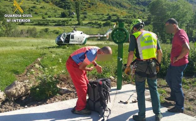 La Guardia Civil rescata a un montañero enriscado en el Collado de los Valverdes